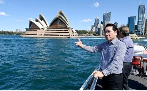 유정복 인천시장이 18일(현지시간) 호주 시드니를 방문, 국제적인 해양 위락지로 탈바꿈 한 달링 하버(Darling Harbour) 인근 오페라하우스 일대를 둘러보고 있다.사진제공=인천시