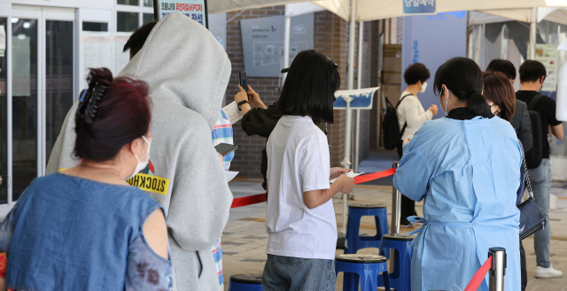 코로나19 재유행 감소세가 이어지는 가운데 20일 오전 시민들이 서울 마포구 보건소에 마련된 선별진료소에서 검사를 기다리고 있다. 연합뉴스