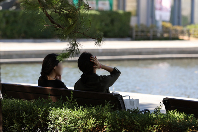 서울 한낮 기온이 29도까지 오르며 더운 날씨를 보인 19일 오후 시민들이 서울 용산구 전쟁기념관 나무 그늘에서 휴식하고 있다. /연합뉴스