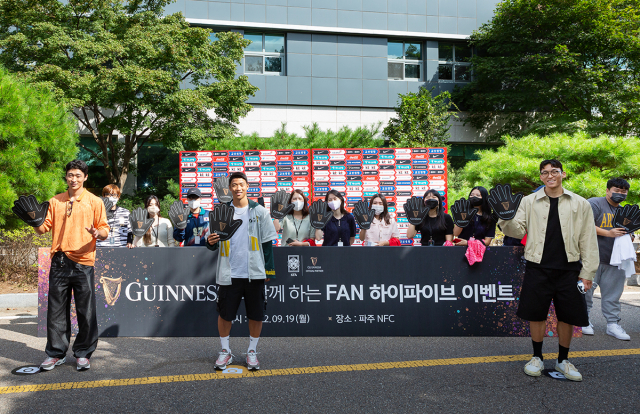 기네스는 지난 19일 파주NFC에서 축구팬들을 위해 '팬 하이파이브' 이벤트를 진행했다. 사진은 조규성(왼쪽부터), 황희찬, 김승규 선수./디아지오코리아 제공