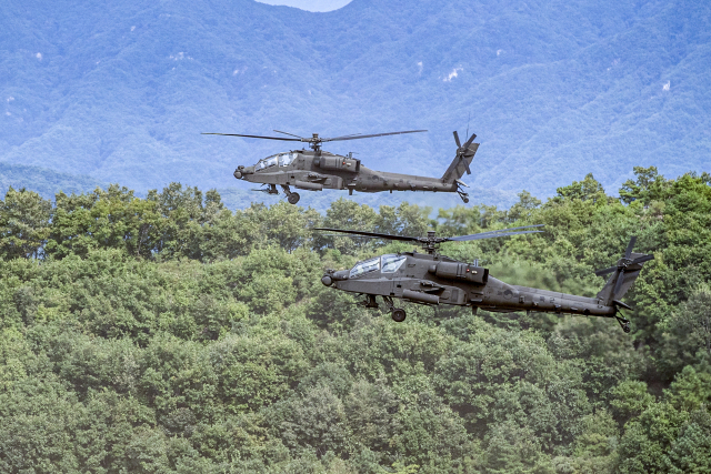 AH 64E 아파치 공격헬기들이 20일 경기도 포천에 있는 승진과학화훈련장에서 개최된 육군의 대규모 기동화력 시범 행사에서 비행하고 있다. 사진 제공=육군