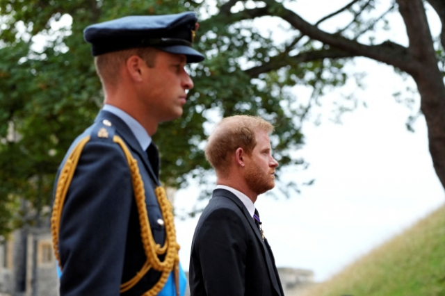 엘리자베스 2세 여왕의 장례식에서 운구를 따르고 있는 윌리엄 왕세자(왼쪽)와 해리 왕자. 로이터 연합뉴스