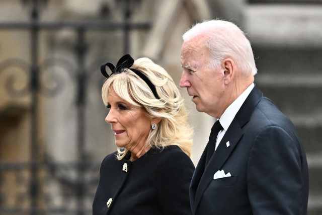 엘리자베스 2세 영국 여왕의 장례식이 열린 19일(현지시간) 조 바이든 미국 대통령과 질 바이든 여사가 장례식이 거행되는 런던 웨스트민스터 사원에 도착하고 있다. 바이든 대통령도 행커치프를 착용한 모습이다. AFP=연합뉴스