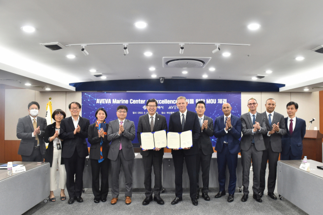 박형준(왼쪽 여섯 번째) 부산시장이 아비바 관계자와 20일 부산시청에서 조선해양연구센터 건립을 위한 업무협약을 체결하고 있다.사진 제공=부산시