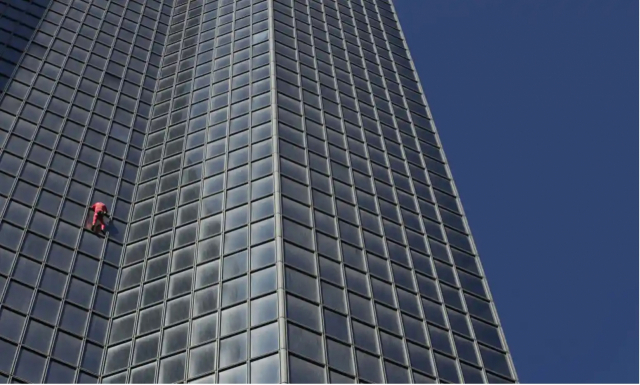 초고층 건물 등반가 알랭 로베르가 프랑스 파리 투르 토탈 빌딩 외벽을 맨손으로 오르고 있다. 가디언 캡처