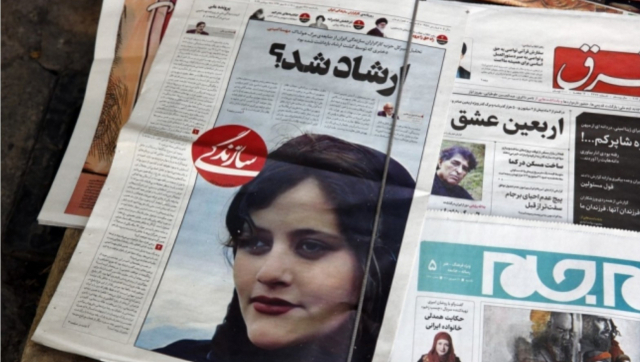 이란 현지 매체의 마흐사 아미니(22) 사망 보도.EPA 연합뉴스