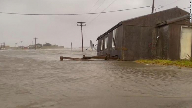 집 떠내려가고 주민들 대피…태풍 '므르복', 알래스카 강타