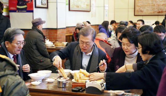 문재인 대통령과 부인 김정숙 여사가 지난 2017년 12월 중국 국빈방문 당시 베이징 현지 식당에서 식사하고 있다. 연합뉴스