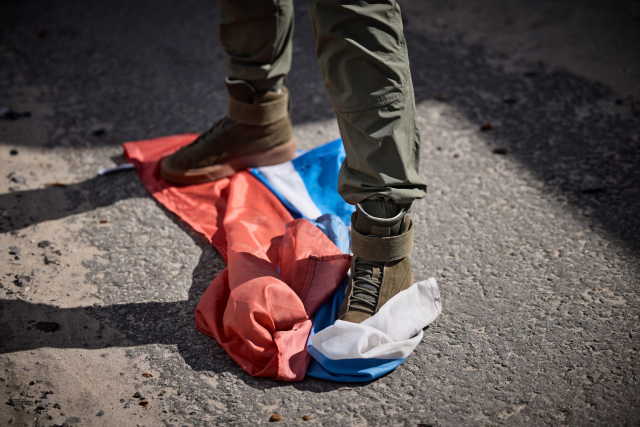 러시아 국기를 밟는 우크라이나 군인. AFP연합뉴스