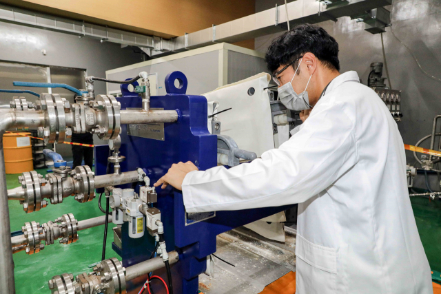 한국원자력연구원 이근영 박사가 우라늄폐기물에서 비방사성 물질을 분리하고 있다. 사진제공=한국원자력연구원