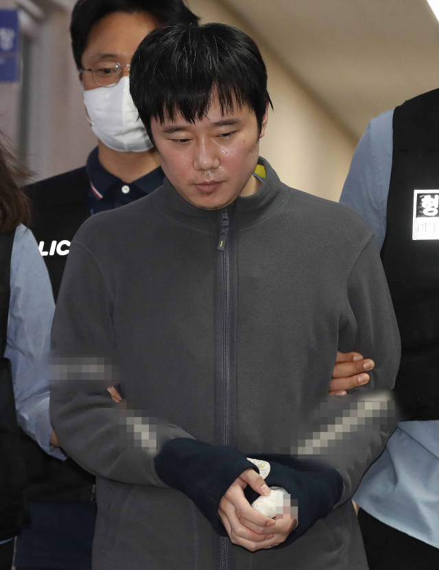 21일 신당역 살해 피의자 전주환이 남대문경찰서에서 검찰로 이송되고 있다. 사진공동취재단