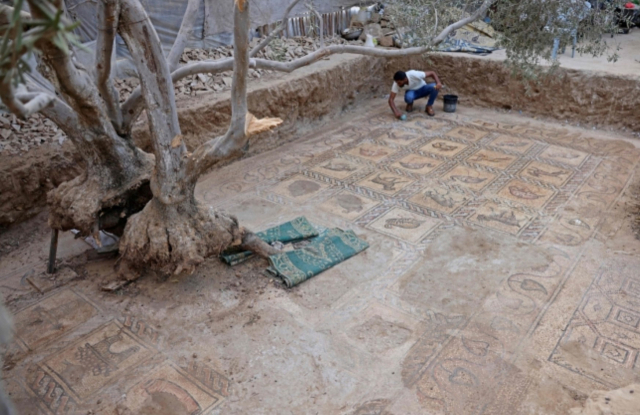 '나무가 왜 죽지'…땅 파던 농부, 1000년전 유물 발견
