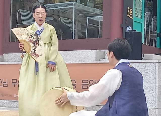 판소리 국가무형문화재 안숙선 명창이 무산선원 개원 기념 공연에서 ‘춘향가’ 중 한 대목을 부르고 있다.