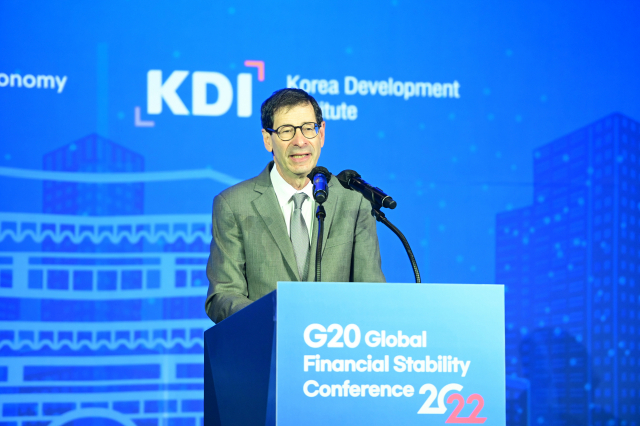모리스 옵스펠드 UC버클리 교수가 21일 서울 플라자 호텔에서 열린 주요20개국(G20) 글로벌 금융안정 컨퍼런스에서 기조연설을 하고 있다. 한국개발연구원(KDI) 제공