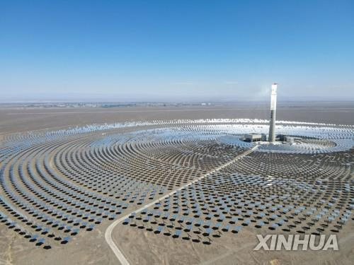 중국 신장 위구르 자치구 지역에 설치된 태양광 패널. 신화연합