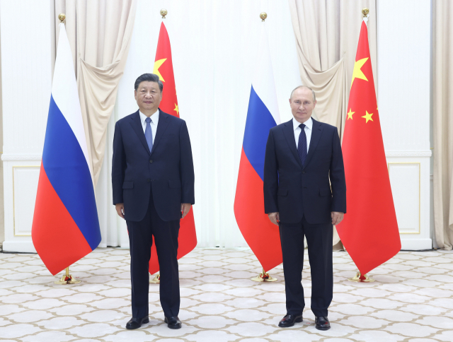 시진핑 중국 국가주석(왼쪽)이 15일(현지시간) 우즈베키스탄 사마르칸트에서 열린 상하이협력기구(SCO) 정상회의에 참석해 블라디미르 푸틴 러시아 대통령과 만나고 있다. 연합뉴스