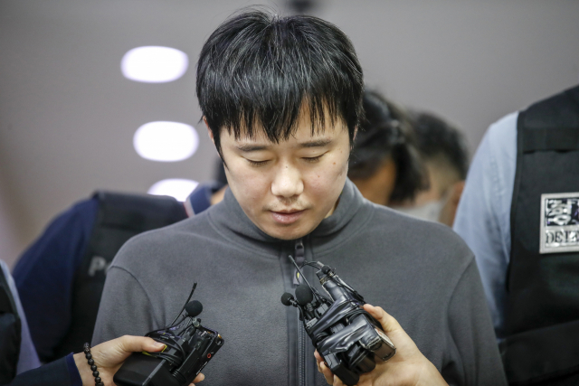 신당역 살해 피의자 전주환이 21일 서울 남대문경찰서에서 검찰로 이송되고 있다. 연합뉴스
