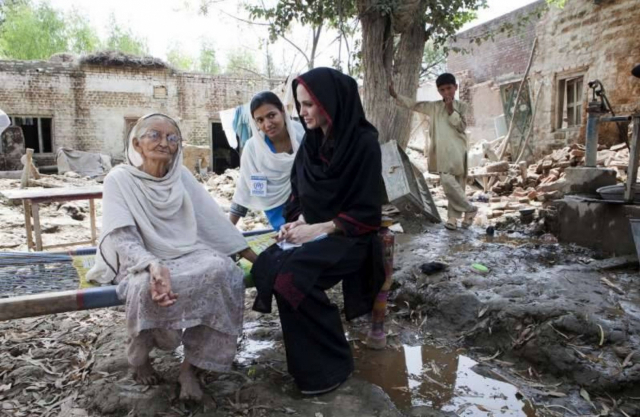 파키스탄 수해 현장을 전격 방문한 안젤리나 졸리. Daily Pakistan