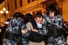 21일 블라디미르 푸틴 러시아 대통령이 발표한 부분 동원에 반대하는 무단 집회 중에 경찰에 제압당하고 있는 시위자. /연합뉴스 타스