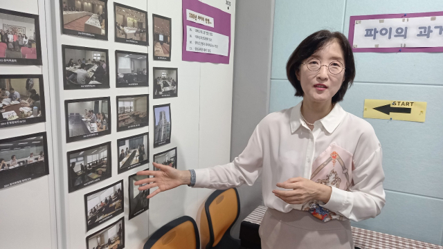 김혜원 파이나다운청년들 이사장이 그동안의 활동 내용을 담은 사진들을 보여주며 사회 밖 청년 지원의 필요성을 강조하고 있다.