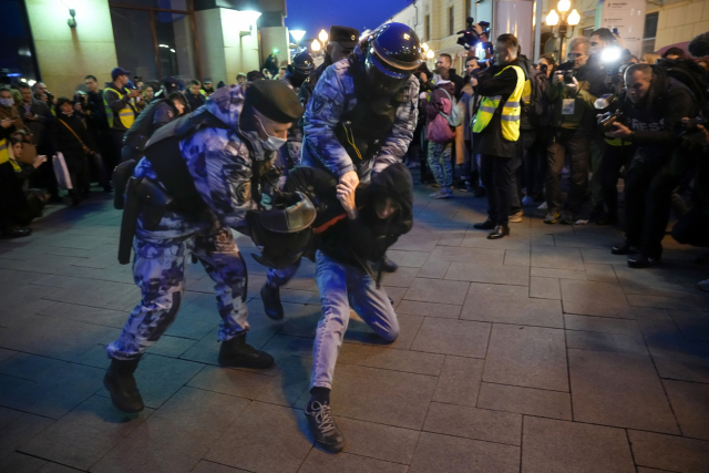 21일(현지시간) 러시아 모스크바 시내에서 경찰이 예비군 부분 동원령에 항의하는 한 시위 참가자를 체포하고 있다./연합뉴스