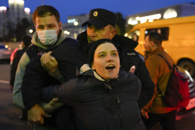 21일(현지시간) 러시아 폭동 진압 경찰이 수도 모스크바에서 열린 예비군 부분 동원령 반대 시위 참가자를 체포하고 있다. 연합뉴스
