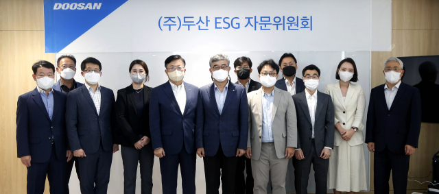 문홍성 ㈜두산 사장(앞줄 왼쪽 세 번째), 안완기 ESG자문위원장(〃네번째) 등 자문위원과 관계자들이 22일 서울 두산타워에서 위촉식을 갖고 있다.