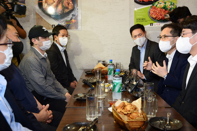 한기정(오른쪽 두번째) 공정거래위원장이 22일 서울역 인근 치킨 브랭드 가맹점을 방문해 배달앱 이용 관련 음식점주의 의견을 청취하고 있다. 사진 제공=공정거래위원회