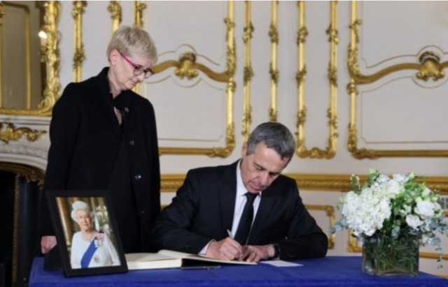 이냐치오 카시스 스위스 대통령이 엘리자베스 2세 여왕의 조문록에 글을 적고 있다. 스위스 대통령 트위터 캡처