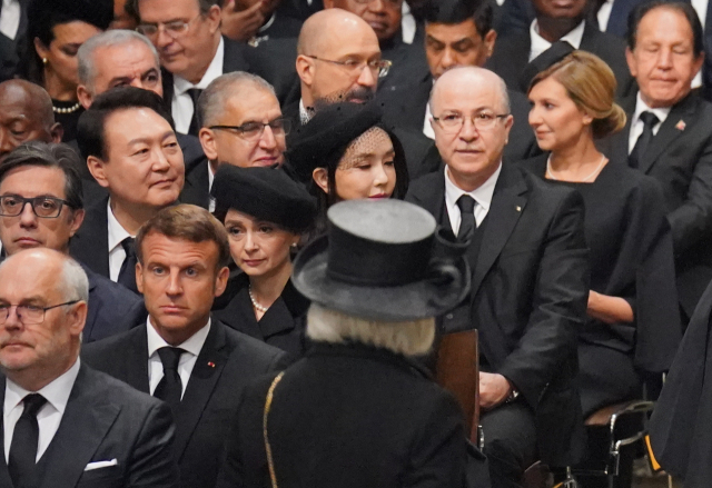 윤석열 대통령과 김건희 여사가 19일 영국 런던 웨스트민스터사원에서 엄수된 엘리자베스 2세 여왕 장례식에 참석해 있다. 연합뉴스