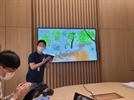 애플 직원이 ‘투데이 앳 애플'에서 참가자들의 작품을 함께 보고 있다. /강도림 기자