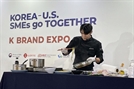 최현석 셰프가 지난 20일 (현지 시간) 미국 뉴욕 맨해튼 복합문화공간 피어17에서 열린 ‘롯데-대한민국 브랜드 엑스포’에서 참가 중소기업들의 제품으로 한국 음식 쿠킹쇼를 선보이고 있다. 사진 제공=롯데지주