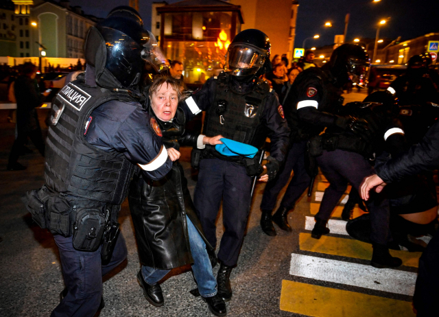 21일(현지 시간) 러시아 모스크바에서 경찰들이 반정부 시위를 벌인 한 여성을 끌고 가고 있다. AFP연합뉴스