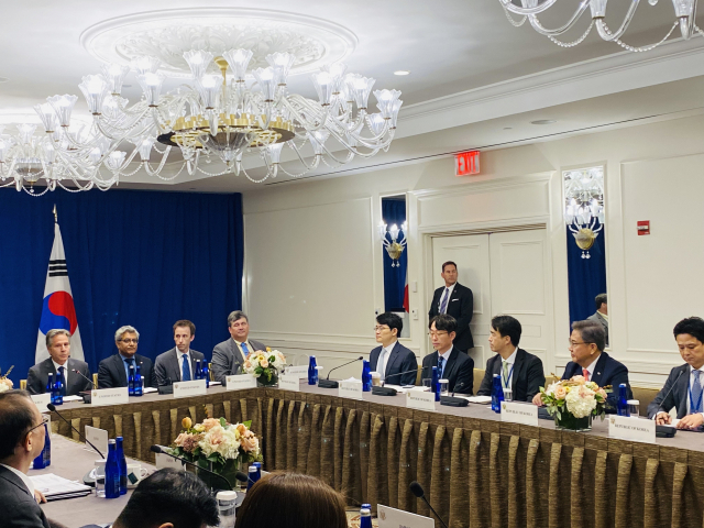 박진(오른쪽 2번째) 외교부장관과 토니 블링컨(맨 왼쪽) 미 국무부 장관 등 한미일 관계자들이 23일(현지 시간)미국 뉴욕의 한 호텔에서 한 자리에 앉았다. 공동취재단