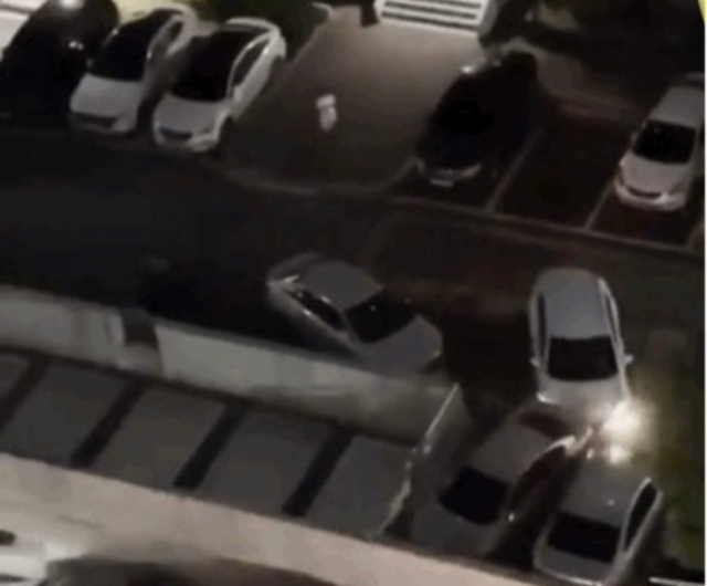 지난 21일 김해의 한 아파트 단지에서 80대 운전자가 주차도중 차량 7대를 들이받는 사고를 냈다. /유튜브