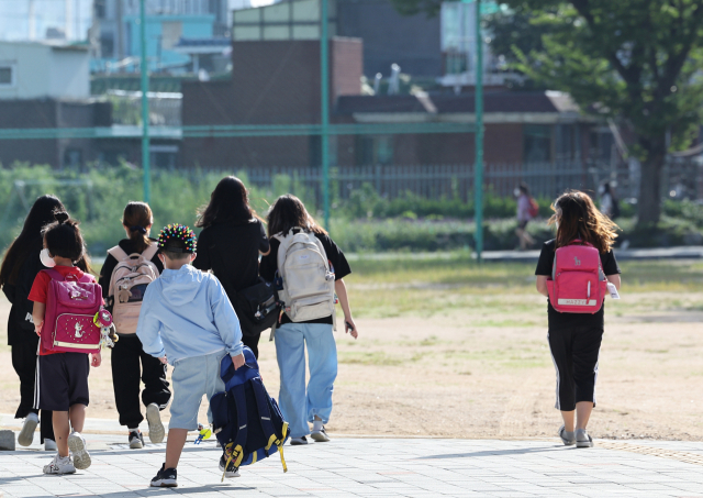 서울 영등포구의 한 초등학교 학생들이 1일 등교하고 있다. 사진은 기사내용과 무관함. 연합뉴스