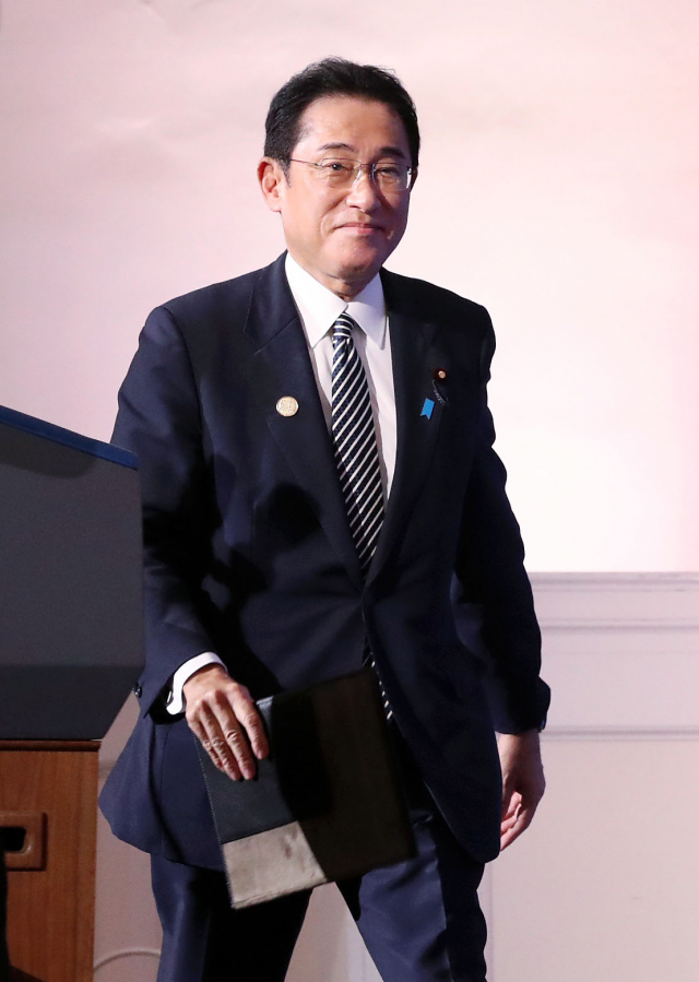 기시다 후미오 일본 총리가 지난 21일(현지시간) 미국 뉴욕에서 열린 글로벌펀드 제7차 재정공약회의에서 연설을 마치고 이동하고 있다. 사진=연합뉴스