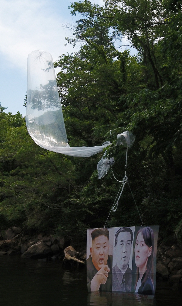 탈북단체가 보낸 대북 전단 살포용 풍선이 홍천군 서면 마곡리 인근 야산에 떨어져 있다. 연합뉴스