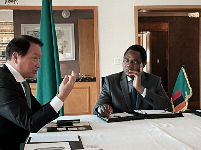 최태원(왼쪽) SK그룹 회장이 20일 미국 뉴욕에서 하카인데 히칠레마 잠비아 대통령과 만나 사업 협력 방안을 논의하고 있다. 사진 제공=SK