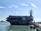 미 해군 핵추진 항모 로널드레이건호가 2022년 9월 23일 부산 작전 기지에 입항하고 있다. 부산=민병권 기자