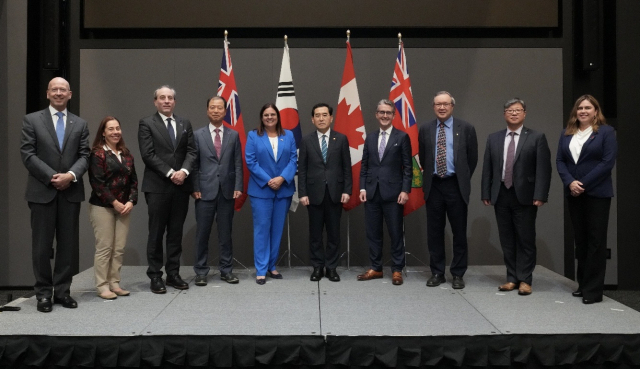 이창양(왼쪽 여섯 번째) 산업통상자원부 장관과 김동수(〃 네 번째) LG엔솔 전무가 캐나다 측 관계자와 원자재 업무협약을 맺은 뒤 기념 촬영을 하고 있다. 사진 제공=LG에너지솔루션