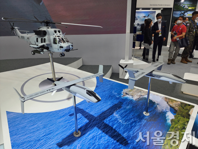 KAI 상륙공격헬기 및 드론체계의 모형이 21일 경기도 고양시 킨텍스 전시관에서 개막한 ‘DX코리아 2022’ 행사를 통해 소개되고 있다. 민병권 기자