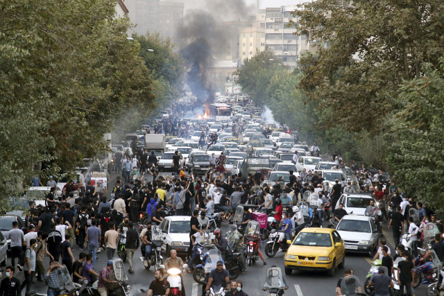 이란의 수도인 테헤란 시내에서 마흐사 아미니(22)의 의문사를 규탄하는 시위가 벌어지고 있다. 인권단체 헹가우는 경찰의 무력진압으로 시위가 시작된 17일부터 22일까지 15명이 숨지고 700여명이 부상을 입었다. AP연합뉴스