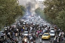 이란의 수도인 테헤란 시내에서 마흐사 아미니(22)의 의문사를 규탄하는 시위가 벌어지고 있다. 인권단체 헹가우는 경찰의 무력진압으로 시위가 시작된 17일부터 22일까지 15명이 숨지고 700여명이 부상을 입었다. AP연합뉴스