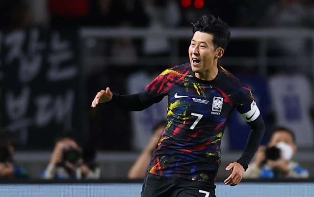 한국 축구 대표팀 주장 손흥민이 23일 코스타리카와 평가전에서 동점골을 넣은 뒤 환호하고 있다.