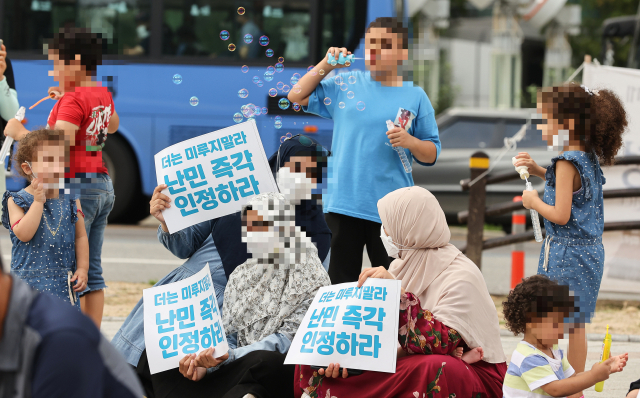 지난 8월 21일 서울 종로구 보신각 앞에서 난민 신청자 보호 및 조속한 난민 심사 촉구 집회가 열리고 있다. 연합뉴스