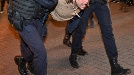 러시아 경찰들이 21일(현지시간) 블라디미르 푸틴 대통령이 발동한 동원령에 반대하는 시위 참가자를 체포하고 있다. AFP연합뉴스