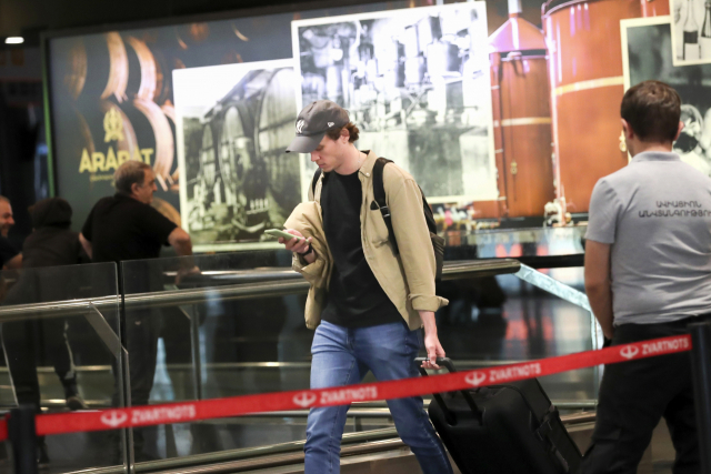 한 러시아 남성이 22일(현지시간) 아르메니아 예레반의 츠바르트노츠 국제 공항에 도착하고 있다. AP연합뉴스