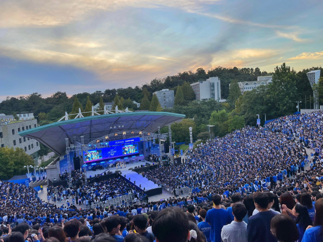 24일 서울 서대문구 연세대학교 노천극장에서 축제 '아카라카를 온누리에'가 팬데믹 이후 처음 열렸다. 사진은 축제에서 공연을 펼친 르세라핌의 모습. 사진=르세라핌 공식 소셜미디어