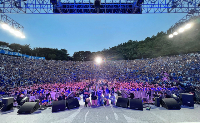 24일 서울 서대문구 연세대학교 노천극장에서 축제 '아카라카를 온누리에'가 팬데믹 이후 처음 열렸다. 사진은 축제에서 공연을 펼친 르세라핌의 모습. 사진=르세라핌 공식 소셜미디어